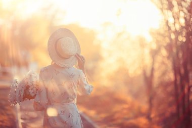 bir elbise yaz günü, mutluluk kadın genç model bir hasır şapka mutlu romantik kız
