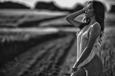 bir alan / yaz bakmak, güzel bir genç yetişkin seksi model bir t-shirt seksi kız