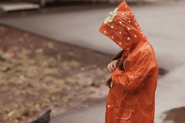 yağmur / sonbahar portre bir kız çocuk portresi, küçük kız yağmurluk yağmurluk hava düşer