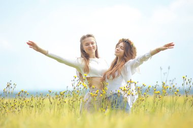 spikelets manzara / yetişkin genç kız portre, yaz bakmak, doğa ile sonbahar alanında mutlu kız
