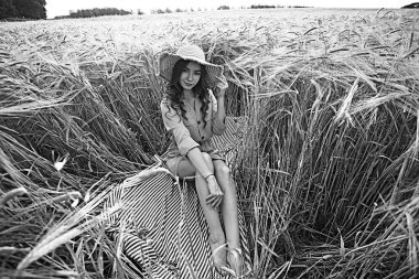 genç mutlu avrupa modeli / yaz tatili, yaz manzara doğada bir yürüyüş, tek başına yetişkin bir kız