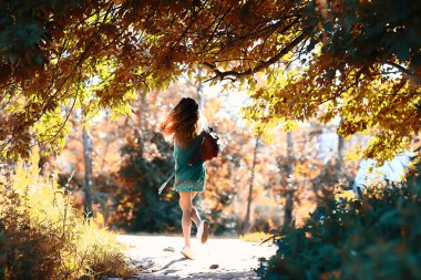 sonbahar güzel sarışın kız / sonbahar tatil, genç yetişkin seksi sarışın tatil