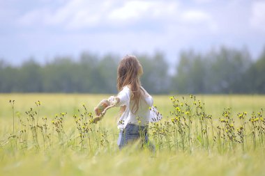 doğa sonbahar alan moda modeli kız / manzara yaz alanında güzel genç mutlu model çekici