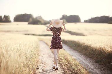 sarı buğday alanında bir alanda / manzara bir hasır şapka bir kız yaz portresi, Provence rustik romantizm