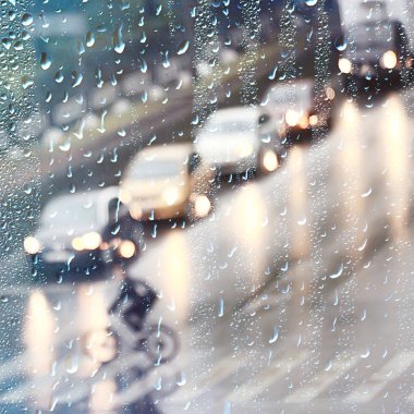 şehirde cam oto yol yağmur sonbahar gecesi / soyut sonbahar arka plan damla, oto trafik, araba ile romantik yolculuk