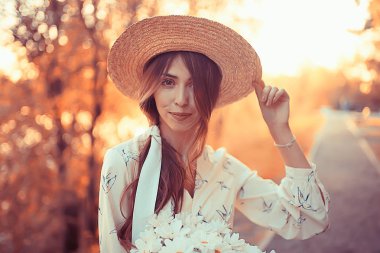 bir elbise yaz günü, mutluluk kadın genç model bir hasır şapka mutlu romantik kız