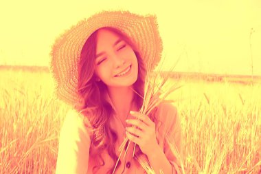 sarı buğday alanında mutlu genç yetişkin model / alanında yaz mutluluk kavramı kız