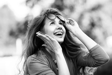 güneş gözlüğü sürpriz kız / canlı görüntü modeli sürpriz baştan çıkarıcı genç yetişkin modeli