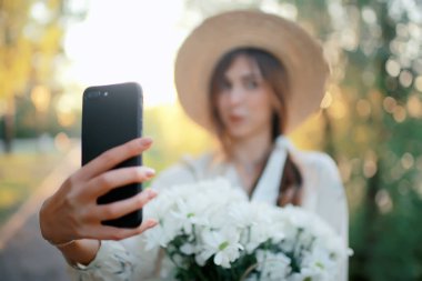 bir elbise yaz günü, mutluluk kadın genç model bir hasır şapka mutlu romantik kız