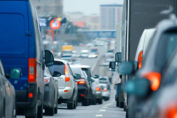 高速道路車 交通コンセプト 都市交通大都市ビュー風景上の市内の日の交通渋滞 — ストック写真