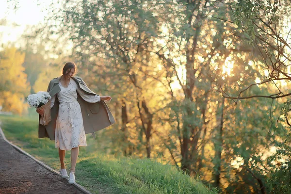 Kız Çiçek Bir Buket Tutan Parkta Bir Yürüyüş Romantik Genç — Stok fotoğraf