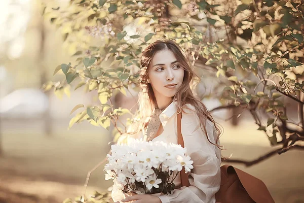 Chica Feliz Con Flores Ciudad Foto Verano Joven Hermosa Niña — Foto de Stock