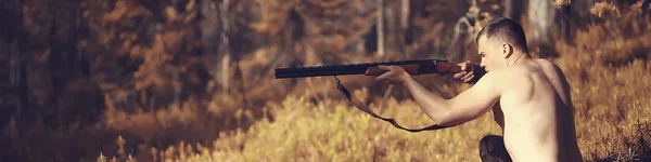 Caza Hombre Cazador Con Arma Caza Bosque Otoño Árboles Amarillos — Foto de Stock