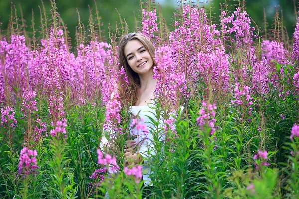 Rosa Flores Peinado Modelo Modelo Moda Glamorosa Hermosa Campo Naturaleza — Foto de Stock