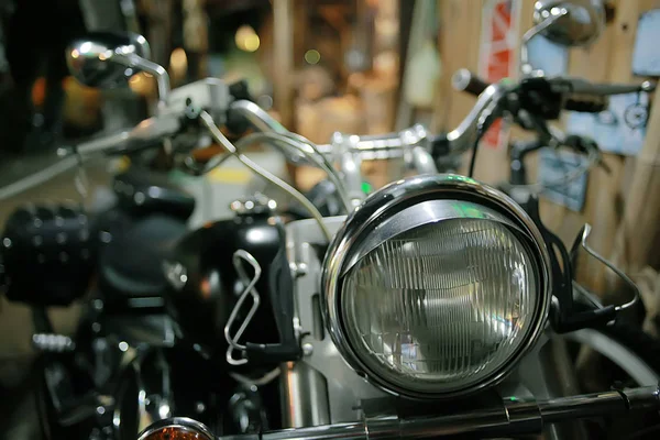 オートバイヘッドライトディテール ヴィンテージバイク アンティークヘッドライトライト 残忍な輸送ロマンス — ストック写真