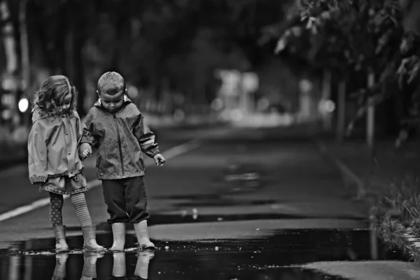 Crianças Irmão Irmã Brincam Outono Chuva Outubro Tempo Crianças Caminham — Fotografia de Stock