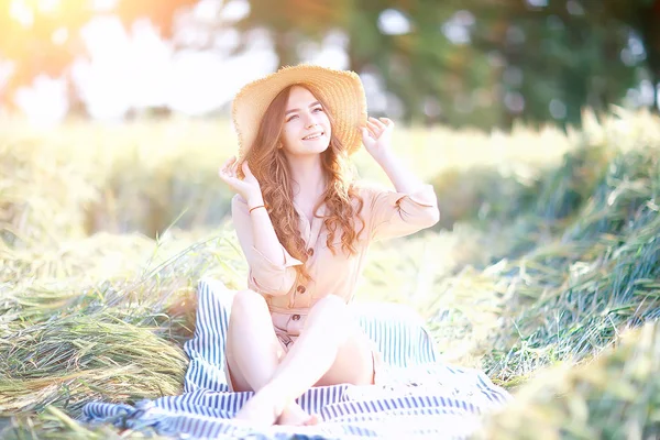 Chica Sentada Campo Con Sombrero Paja Vacaciones Verano Descanso Joven —  Fotos de Stock