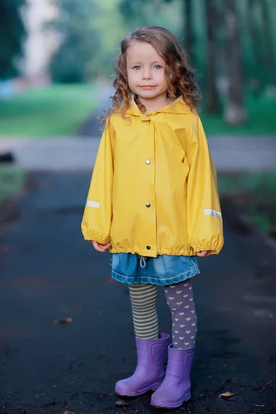 Petite Fille Imperméable Jaune Portrait Enfant Vêtements Automne Une Promenade — Photo