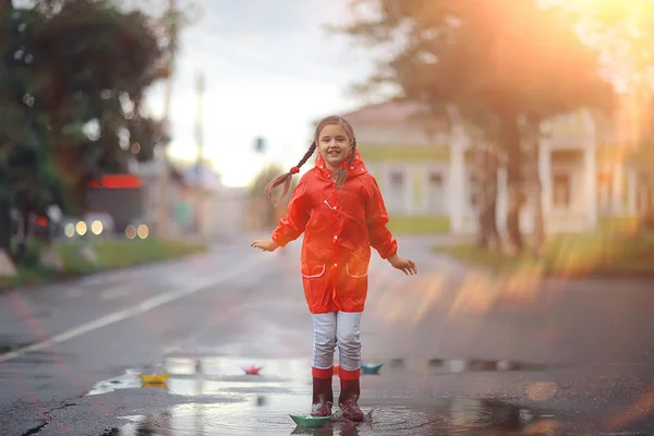 Enfant Imperméable Joue Dehors Sous Pluie Photo Saison Temps Automne — Photo