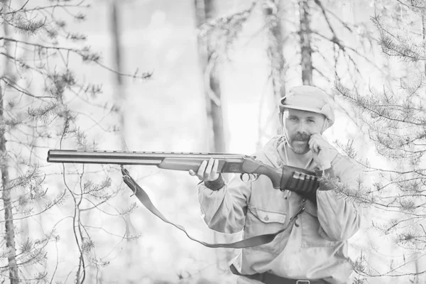 Hombre Caza Bosque Verano Paisaje Bosque Cazador Con Rifle Caza —  Fotos de Stock