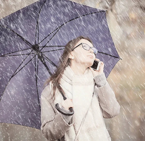 Beszél Telefonon Őszi Eső Őszi Időjárás Üzenetet Eső Modell Egy — Stock Fotó