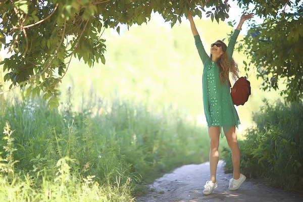 ブロンド夏の都市公園は美しい コンセプト休暇外の都市環境で美しい若い女性を見る — ストック写真