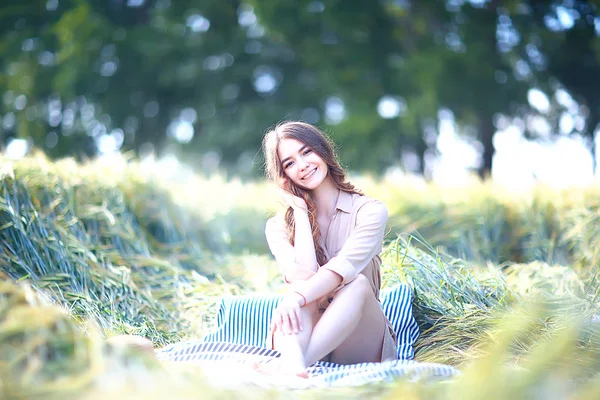 小麦畑夏の風景 幸せな若いモデル 夏と秋の自由とリラクゼーションコンセプト — ストック写真