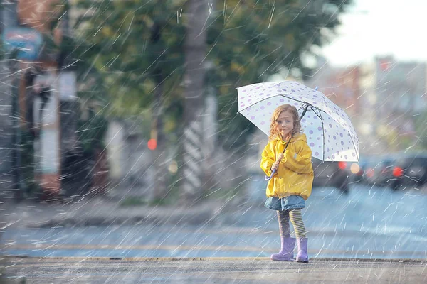 Gadis Kecil Dengan Payung Anak Kecil Musim Gugur Yang Hujan — Stok Foto