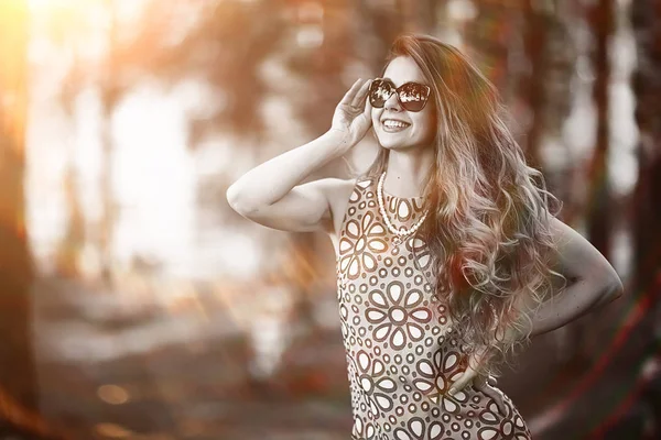 Весела Блондинка Сонцезахисних Окулярах Молода Красива Дівчина Сонцезахисні Окуляри Жіночий — стокове фото