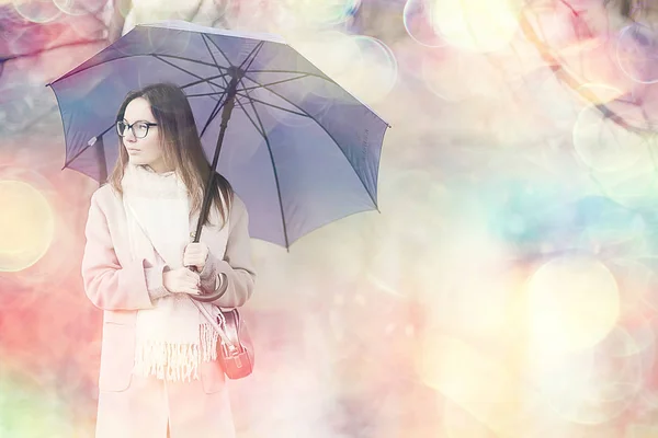 若い女性傘秋 秋のトレンディな外観 傘付きモデル 雨の寒い天候 — ストック写真
