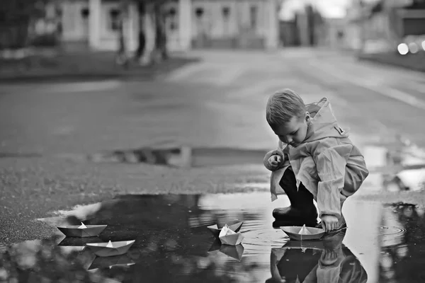 Yağmur Birikintisi Kağıt Tekne Sonbahar Hava Kavramı Çocukluk — Stok fotoğraf