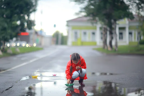 Niña Juega Barcos Papel Charco Paseo Otoño Parque Niño Juega — Foto de Stock