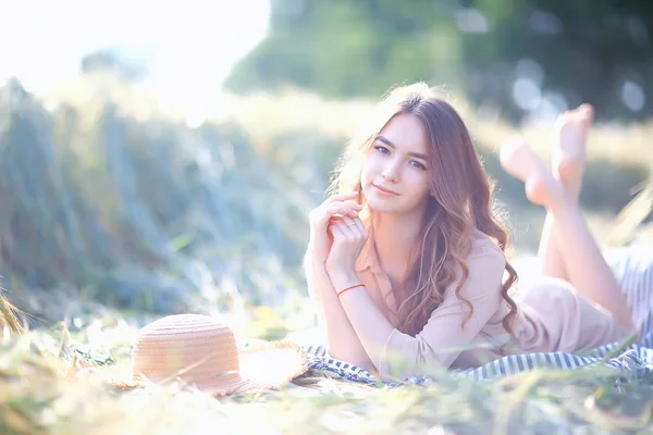 Jeune Modèle Européen Heureux Vacances Été Une Promenade Dans Nature — Photo