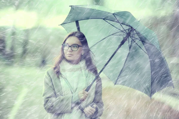 Капли Дождя Осенью Модель Погода Дождя Девушка Осенью Взгляд Брызги — стоковое фото