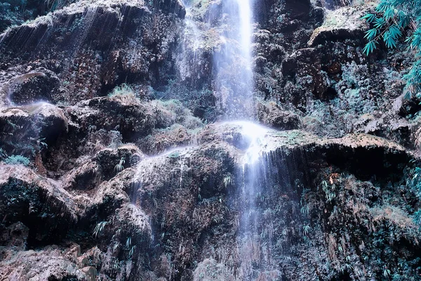 アングル滝フィリピン 川は岩から落ちる フィリピンの島々の滝 アジアの観光 — ストック写真