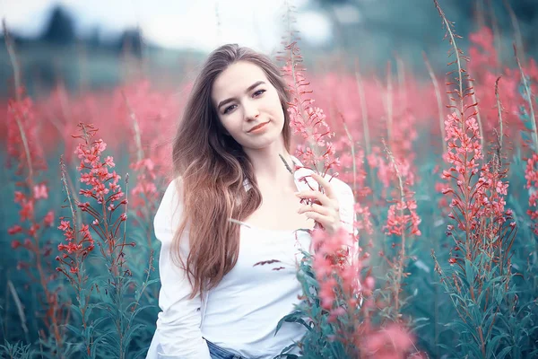 Roze Bloemen Meisjes Model Mooie Glamoureuze Mode Model Het Veld — Stockfoto