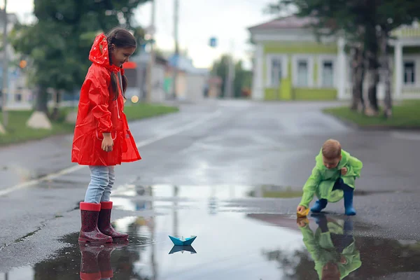 Adik Dan Adik Bermain Hujan Musim Gugur Oktober Cuaca Anak — Stok Foto