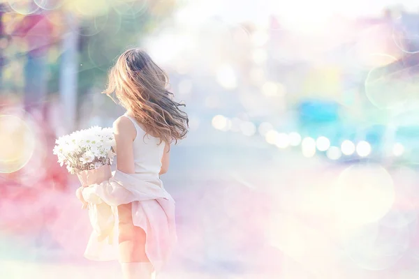 Şehirde Çiçek Ile Mutlu Kız Yaz Fotoğraf Genç Güzel Kız — Stok fotoğraf