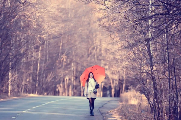 女孩伞森林景观 秋景年轻女子与伞在城市公园 — 图库照片
