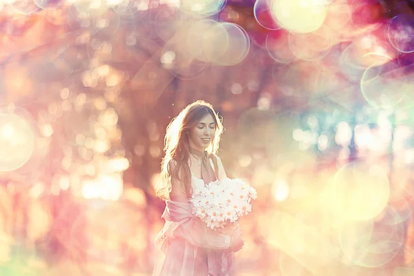 부드러운 빛에서 꽃다발과 행복한 소녀를 기다리는 — 스톡 사진