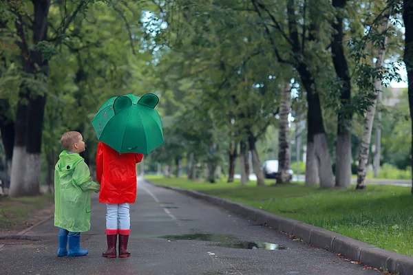 Frère Soeur Sous Parapluie Dans Parc Garçon Fille Dans Parc — Photo