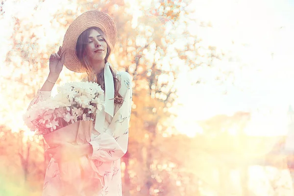 Šťastná Dívka Květinami Městě Letní Fotografii Mladá Krásná Dívka Držící — Stock fotografie