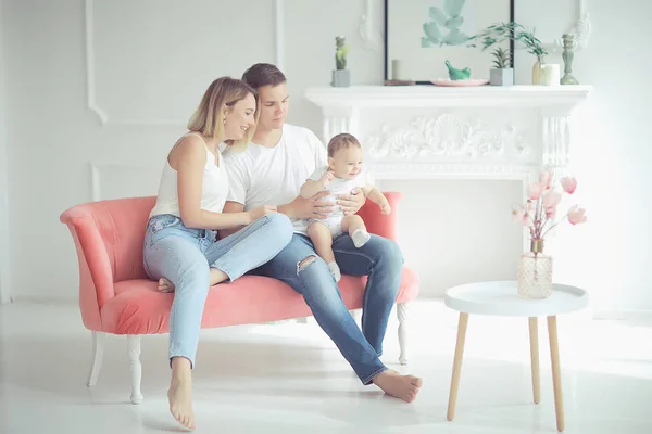 Bebé Con Los Padres Una Casa Acogedora Saludable Joven Familia — Foto de Stock