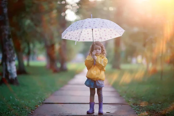 傘を持つ小さな女の子 小さな子供 雨の秋の散歩 傘を持つ濡れ天候の子供 — ストック写真