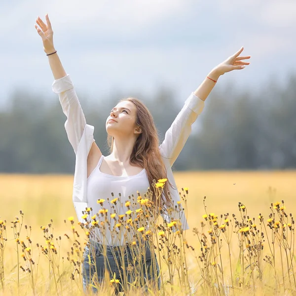 Menina Feliz Campo Outono Com Spikelets Paisagem Adulto Jovem Retrato — Fotografia de Stock