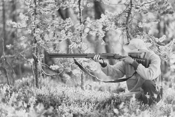 Hombre Caza Bosque Verano Paisaje Bosque Cazador Con Rifle Caza — Foto de Stock