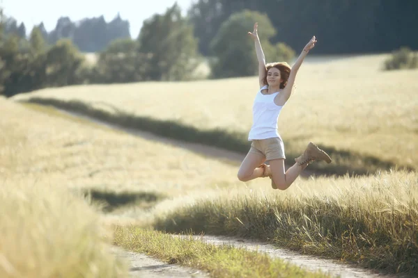 Jovem Modelo Europeu Feliz Férias Verão Passeio Natureza Paisagem Verão — Fotografia de Stock