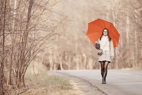 年轻女子伞秋 秋时尚外观 模型与伞 雨冷天气 — 图库照片