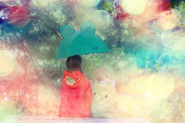 Bruder Und Schwester Unter Einem Regenschirm Park Junge Und Mädchen — Stockfoto