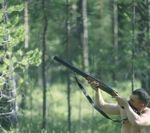 Man Gaat Jagen Bos Zomer Landschap Het Bos Huntsman Met — Stockfoto